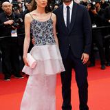 Aber auch im klassischen Abendkleid weiß die Monegassin zu bezaubern: Mit ihren Mann Dimitri Rassam an ihrer Seite schreitet sie im zarten Schmetterlingsdress über den roten Teppich von Cannes.