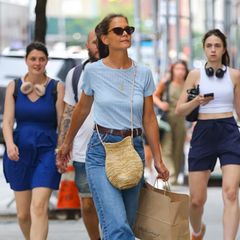 Lässig zeigt sich Katie Holmes im Szene-Stadtteil Noho in New York. Die Schauspielerin war gerade in der Boutique "Dear: Rivington" erfolgreich shoppen, wie die Tüte in ihrer Hand verrät. Für den Stadt-Bummel trägt Katie eine Blue-Jeans, zu der sie ein hellblaues Shirt kombiniert. Schuhe mit Keilabsatz, eine Cat-Eye-Brille und eine Basttasche runden den Look ab. Letztere sorgt für ein sommerliches Strand-Gefühl. 