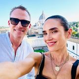 Liebesgrüße aus Rom schicken Jennifer Connelly und ihr Mann Paul Bettany, bei strahlend blauem Himmel hat das Hollywood-Traumpaar dort gerade die Vatikanstadt erkundet. 