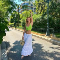 Anna Ermakova hat sichtlich gute Laune, genießt die Sonne in Monte-Carlo. Passend zum Wetter trägt die Tochter von Boris Becker einen weißen Maxi-Rock, ein knallig grünes Strickoberteil und eine Basttasche in Blümchen-Form. Die "Oran"-Schlappen von Hèrmes für 565 Euro geben dem ganzen eine luxuriöse Note. 