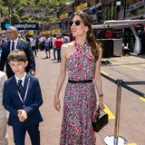 Charlotte Casiraghi erscheint zum diesjährigen Grand Prix in Monaco in einem Maxi-Kleid aus Seide und Musselin. Die bodenlange Robe stammt aus dem Luxushaus Chanel und besticht vor allem durch einen auffälligen Neckholder-Schnitt. Dazu kombiniert die 37-Jährige eine Handtasche sowie eine Sonnenbrille mit goldfarbenen Rahmen ebenfalls beides von Chanel.