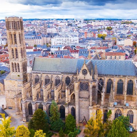 Die spektakuläre gotische Kathedrale Saint-Étienne ist nur ein guter Grund, auf den Spuren der diesjährigen Tour de France zu