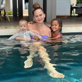 Chrissy Teigen genießt die Zeit mit ihren beiden Töchtern im Pool. Es ist der erste Urlaub für sie und John als sechsköpfige Familie. 