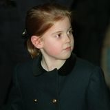 Zweireihige Goldknöpfe sind unter den Royals sehr beliebt – Prinzessin Beatrice stehen diese bereits in jungen Jahren hervorragend. 
