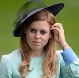 Ganz traditionell mit edlem Hut und in zarten Pastelltönen erscheint Prinzessin Beatrice zum Pferderennen im britischen Ascot. 