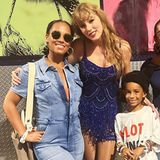 Mit diesem Treffen konnte Taylor Swift dem jüngsten Sohn von Alicia Keys ein großes Lächeln ins Gesicht zaubern. Genesis ist schon lange Fan der Sängerin, wie Alicia auf Instagram verrät. Nach dem Konzert findet sie ausschließlich herzliche Worte für Taylor: "Viel Liebe an @taylorswift für deinen großen, wundervollen Spirit, der jedem das Gefühl gibt, geliebt zu werden! Genesis verehrt dich". 