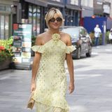 Volants, Punkte und eine dreidimensionale Blume: Das gelbe Neckholder-Kleid von Ashley Roberts verbindet alle süßen Aspekte der Mode miteinander. Schlichte Tasche, Pumps und eine Sonnenbrille machen ihren Sommer-Look in London komplett. 