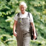 In Latzhose und Sandalen von Birkenstock spaziert Emma Thompson durch den Norden Londons. Ein weißes T-Shirt als auch eine schlammgrüne Latzhose bilden für den Gang durch die Natur ein tolles Match. 