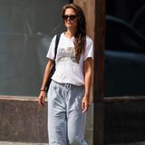 Sie gilt als eine der Streetstyle-Queens von New York und hat den Lässig-Stil perfektioniert: Katie Holmes. Ob sie es in Jogginghose und verwaschenem Shirt nun zu weit getrieben hat? Ihre modischen "Samba"-Sneaker von Adidas beweisen, dass sie genau weiß, was sie macht. 