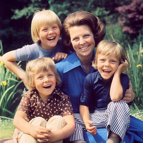 Prinzessin Beatrix mit ihren drei Söhnen Prinz Friso, Prinz Constantijn (hält seinen Kopf) und Prinz Willem-Alexander. 