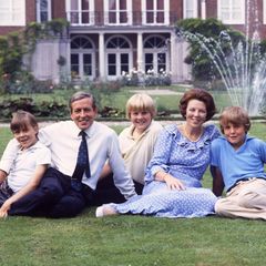Familienidylle bei den niederländischen Royals im Jahre 1983: Glücklich posiert das Königspaar mit seinen 3 Prinzen auf dem Rasen vor dem Schloss in Den Haag. 
