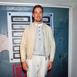 "Black Box"-Hauptdarsteller Felix Kramer gibt sich im vanilligen Komplettlook von Mey & Edlich ganz sportlich.