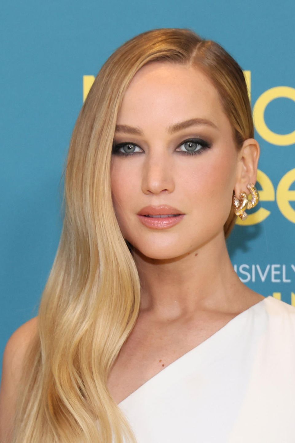 Ihre langen Haare fallen elegant über die rechte Schulter. Abgesehen von den dunkel geschminkten Augen erinnert bei diesem Look nur noch wenig an die mädchenhafte Jennifer Lawrence von früher, sie ist zu einer eleganten Frau herangewachsen, die ihren Stil definitiv gefunden hat. 