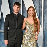 Auf der Trauerfeier für ihre verstorbene Mutter Lisa Marie Presley offenbart Riley Keough, dass sie und ihr Mann Ben Smith-Petersen heimlich Eltern einer Tochter geworden sind. Wenige Monate später verrät die Schauspielerin in einem Interview auch den Namen des kleinen Mädchens: Tupelo Storm. Was sie außerdem enthüllt: Aufgrund ihrer Lyme-Borreliose-Erkrankung wollte sie nicht selbst schwanger werden. Ihr Kind kam daher per Leihmutter zur Welt.