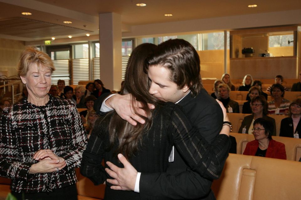 Auch nach ihrer Trennung gingen Prinzessin Victoria und Daniel Collert liebevoll in der Öffentlichkeit miteinander um, umarmten sich bei einer Preisverleihung 2005 in Stockholm.