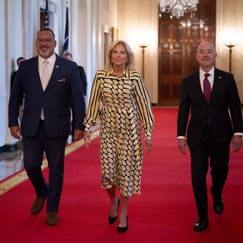 Dr. Jill Biden übernimmt immer mehr Aufgaben in ihrer Position als First Lady der USA. So lädt sie zum back-to-school K-12 Cybersecurity Summit ein. Ein wichtiger Termin, zu dem sie ein farbenfrohes Kleid von Chloé hervorgeholt hat. Es scheint, als mausere sich dieses Modell zu ihrem neuen Lieblingskleid, schließlich trug sie es nur einen Monat zuvor zu einer Spendenveranstaltung. 