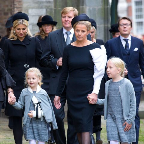 Prinzessin Mabel inmitten ihrer Töchter Gräfin Zaria (li.) und Gräfin Luana (re.)