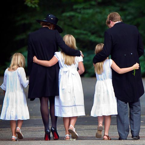Königin Máxima und König Willem-Alexander halten ihre Töchter Prinzessin Amalia, Prinzessin Alexia und Prinzessin Ariane fest in den Armen.