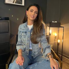 Auf Instagram teilt Franca Lehfeldt ein Foto, auf dem sie sich im einfachen Denim-Look zeigt. In Jeans und Jeansjacke sowie einem schlichten weißen Shirt sitzt sie lässig im Stuhl. Ihre Haare sind perfekt geföhnt. Egal ob casual oder glamourös. Sie weiß jedenfalls, wie sie ihre Follower:innen begeistert.