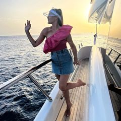 Moderatorin Alina Merkau feiert ebenfalls mit auf dem "Barbie-Boot" und verrät auf Instagram, dass sie am nächsten Tag keine Stimme mehr hatte. Das klingt doch nach einer super Party! 