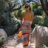 "Mein Ken-Job ist Strand" witzelt Mandy Bork unter ihrem Urlaubsfoto auf Instagram und zitiert damit aus dem neuen "Barbie"-Movie. Das bunte Häkelkleid hat sie farblich perfekt auf die Handtasche abgestimmt.