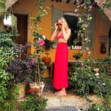 Mediterraner Blütentraum! Lilly Krug genießt ihren Urlaub im Casual-Look: Flip-Flops, Bikini und Maxi-Rock.