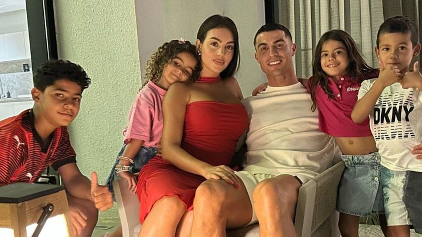 Cristiano-Ronaldo-Georgina-Rodri-guez-Die-ganze-Familie-feiert-den-Erfolg-des-Fu-ballstars