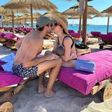 Aurora Ramazzotti entspannt mit ihren "beiden Männern" am Strand. Der erste Urlaub mit Baby ist für das Paar bestimmt ein ganz besonderes Erlebnis. Wie schön, dass Aurora diesen innigen Moment mit ihren Fans auf Instagram teilt. 