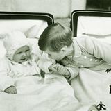 Was für eine schöne Erinnerung: Dieses Foto zeigt Prinz Charles im Juli 1951, wie er zärtlich die Hand seiner kleinen Schwester Anne hält. 