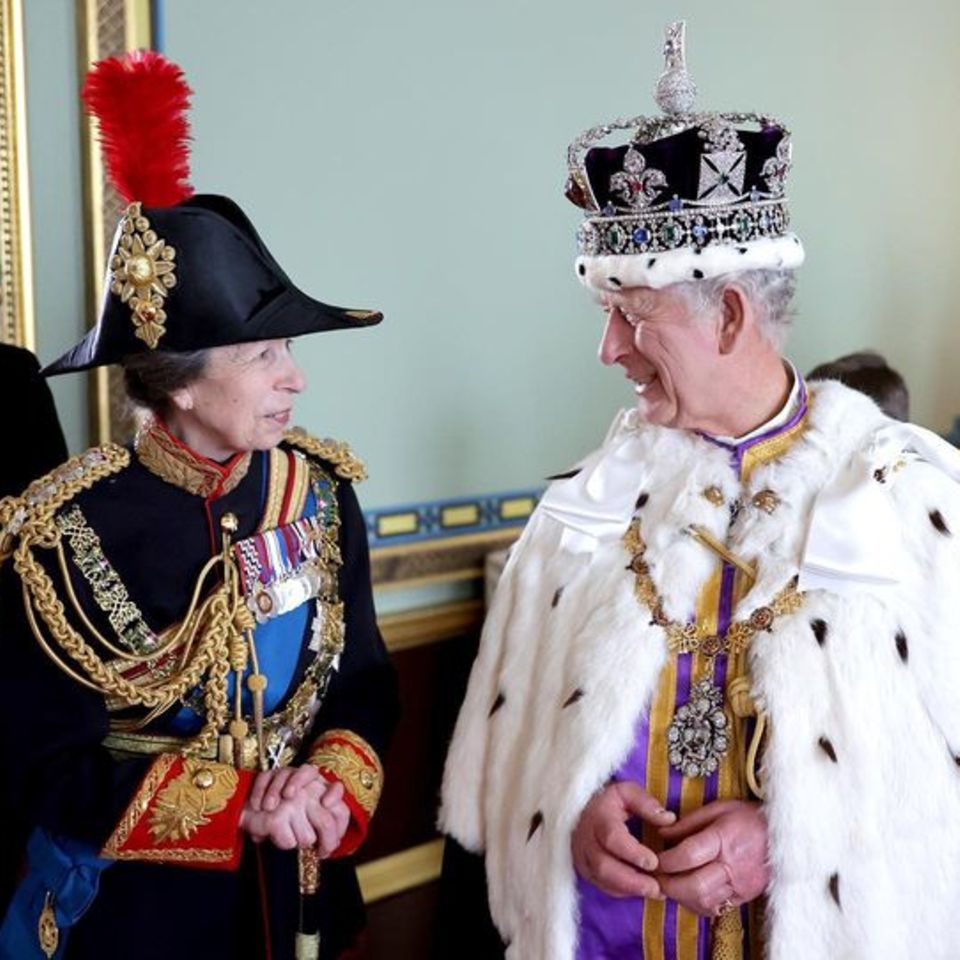 15. August 2023  Der Palast gratuliert Prinzessin Anne mit zwei Fotos und einem herzlichen Geburtstagsgruß zum 73. Geburtstag. Das erste Foto zeigt König Charles und seine jüngere Schwester am Tag der Krönung im Buckingham-Palast. 
