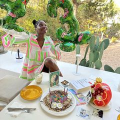 14. August 2023  So schön sieht 43 aus! Nikeata Thompson feiert ihren Geburtstag nicht nur mit Ballons und Kuchen, sondern auch mit ihren guten Freundinnen in der Sonne. Mit einem Boot ging es noch dazu raus aufs Meer, wie sie auf Instagram verrät. Das klingt nach einem grandiosen Ehrentag.