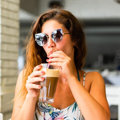 Psychologie: Eine Frau mit Sonnenbrille und Kaffee