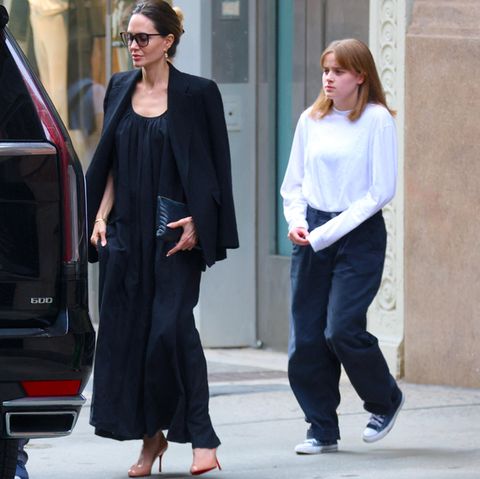 Angelina Jolie zieht mit ihrer Tochter Vivienne los, der Look der Schauspielerin hat sich mit schwarzem langen Kleid und Blazer nicht groß verändert. Das einzig auffällig Farbige sind die roten Sohlen ihrer Louboutins. Und Vivienne? Die Tochter von Angelina hat man schon lange nicht mehr öffentlich gesehen. Die 15-Jährige ist mittlerweile ganz schön groß geworden, trägt Chucks sowie lässige Kleidung. 