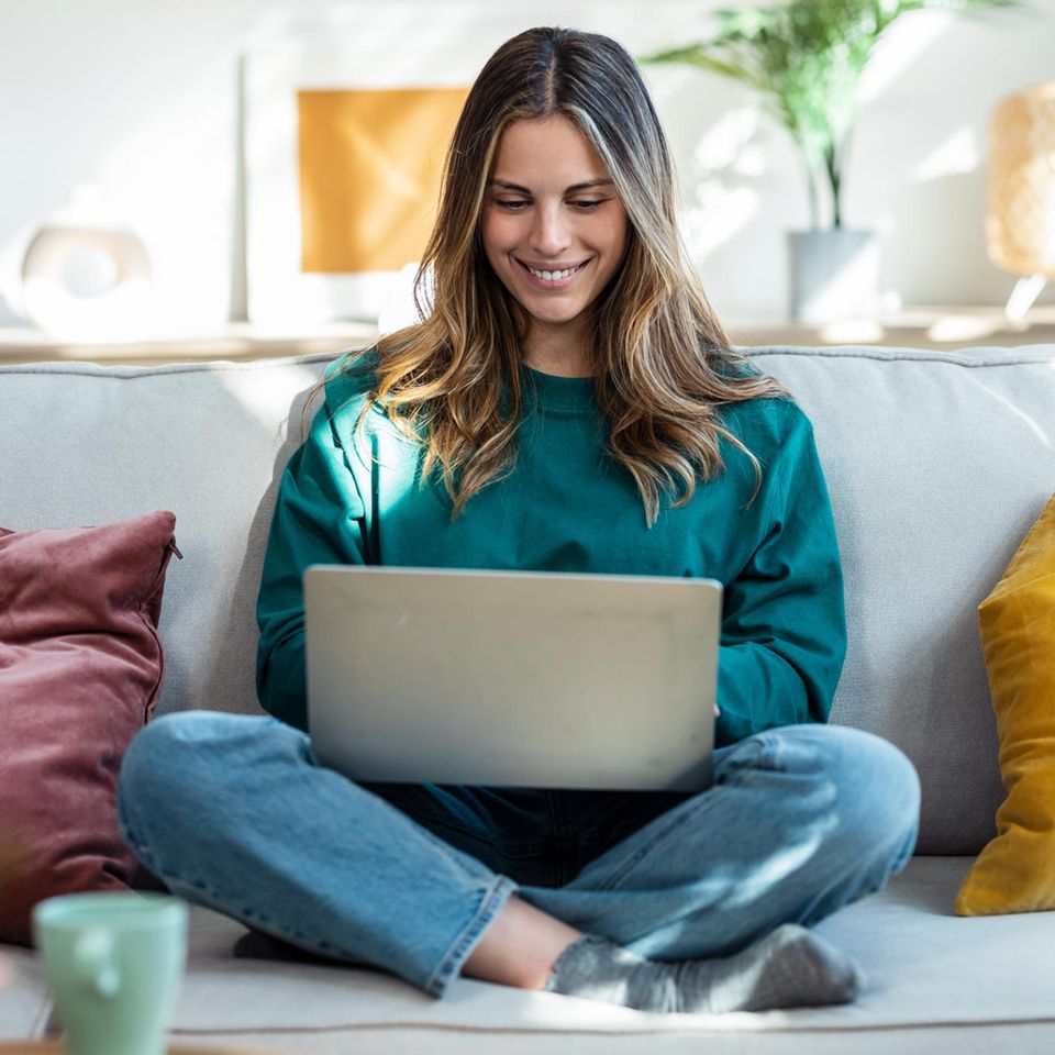 Prime Deal Days: Alle Infos zum neuen Amazon-Event, Frau auf Couch beim Online-Surfen