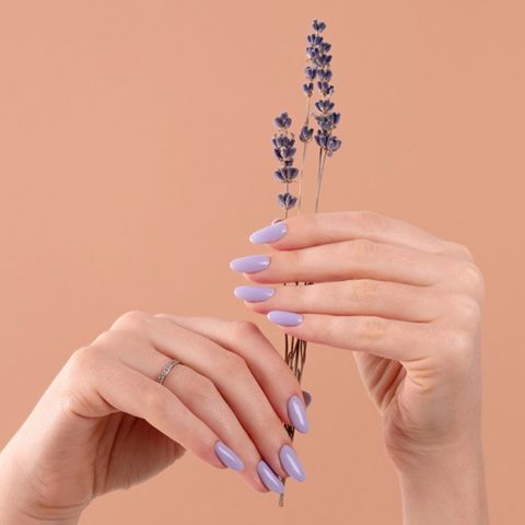 "Lavender Latte Nails" sind aktuell ein beliebter Nageldesign-Trend.