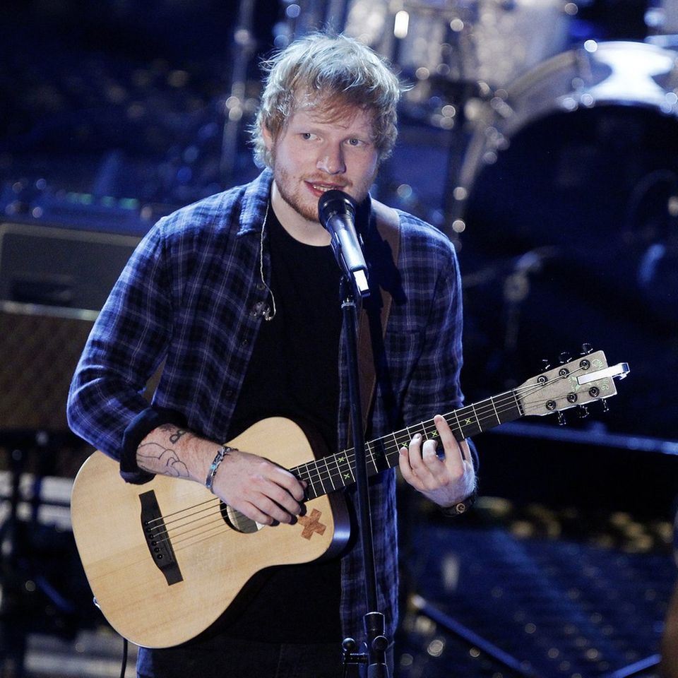 Ed Sheeran glaubt, dass seine Live-Show nicht mit den legendären Halbzeit-Stars mithalten kann.