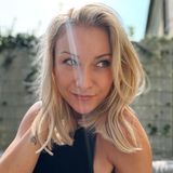 Schluss mit lustig, denkt sich Anna-Carina, die es jetzt eher praktisch mag. Ihren neuen, mittellangen Haarschnitt erklärt sie auf Instagram: "In den nächsten Tagen stehen so viele coole Termine an, da muss es Styling-technisch schon mal etwas 'unkomplizierter' gehen". Dabei ist der neue Schnitt nicht nur praktisch: Die neue Frisur schmeichelt den zarten Gesichtszügen der "Leuchtturm"-Sängerin ungemein und harmoniert wunderbar mit ihrem Lässig-Look. 