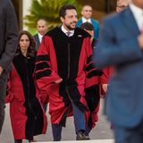 16. August 2023  Prinz Hussein nimmt am Mittwoch an der Absolventenfeier der "Al Hussein Technical University" teil. Es ist der dritte Jahrgang an Student, der hier gefeiert werden kann. Auch auf Instagram gratuliert der jordanische Royal den Student:innen zu ihrem Erfolg. 