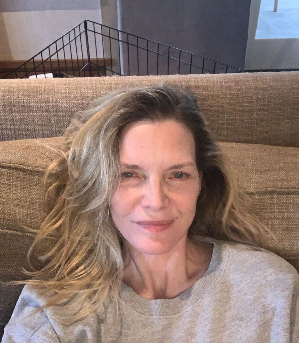 Eingekuschelt in einen grauen Sweater und gemütlich auf der Couch bedankt sich Michelle Pfeiffer für ihre drei Millionen Follower:innen auf Instagram. Besonders schön zu sehen: Die Schauspielerin zeigt sich auf dem Foto besonders natürlich, verzichtet auf Make-up und aufwendiges Haarstyling. Auch bei ihren Fans kommt der natürliche Look gut an. "Wow, du sieht so umwerfend aus!", heißt es unter anderen in den Kommentaren. Dem können wir nur zustimmen!