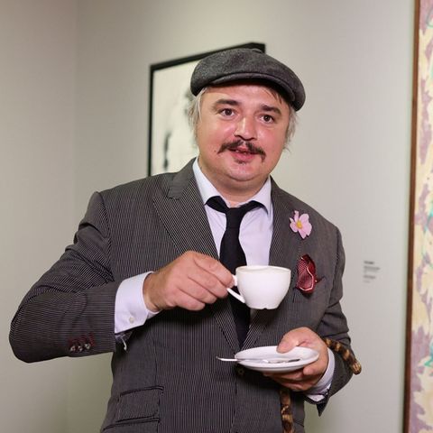 An Englishman in Düsseldorf: Pete Doherty mit einer Tasse Tee vor seinen Werken