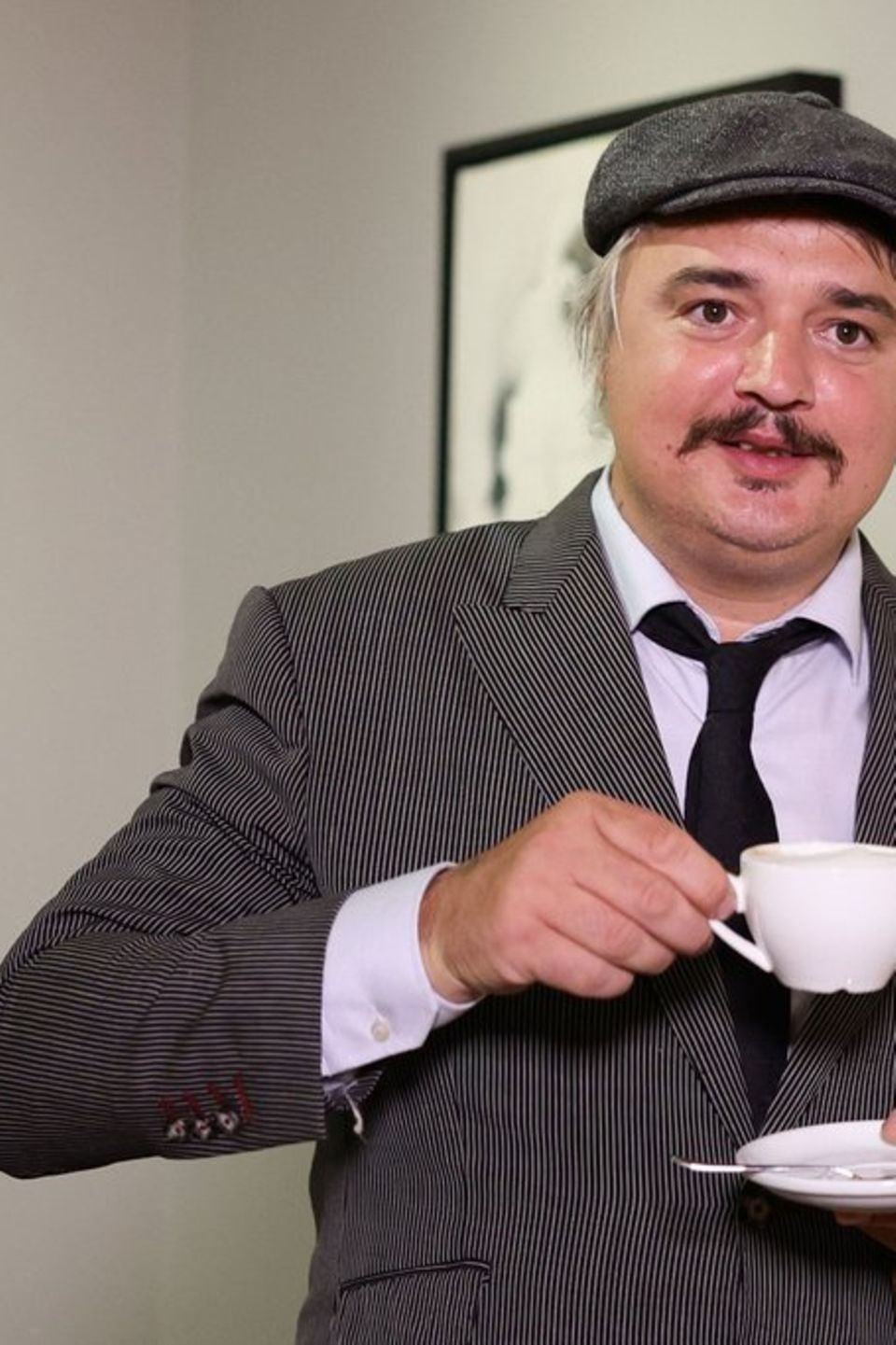 An Englishman in Düsseldorf: Pete Doherty mit einer Tasse Tee vor seinen Werken