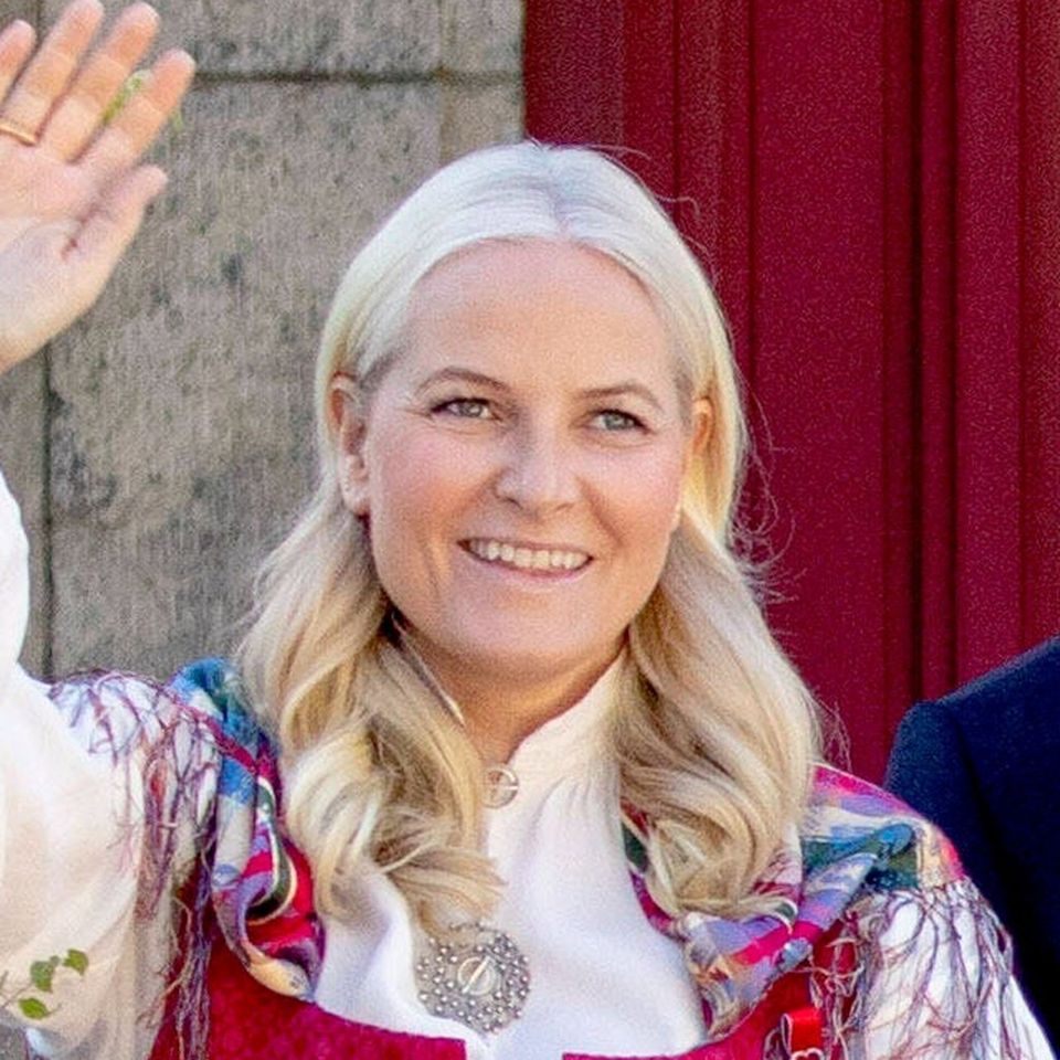 Anfangs waren viele Norweger nicht begeistert, dass die Frau mit wilder Vergangenheit die Frau des künftigen Königs wird. Doch