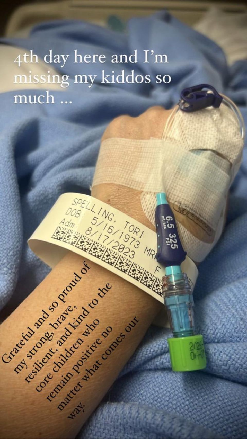 Tori Spelling postet eine besorgniserregende Instagram Story aus dem Krankenhaus. 