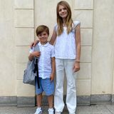 21. August 2023  Am Montag überrascht der schwedische Palast mit neuen Aufnahmen von Prinz Oscar und Prinzessin Estelle zum Schulstart in Schweden. Der gar nicht mehr so kleine Oscar wird nun die erste Klasse besuchen, Estelle startet in der fünften Klasse. Ein emotionaler Tag für Prinzessin Victoria und Prinz Daniel. 