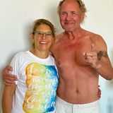 Gemeinsam mit seiner Physiotherapeutin hat sich Uwe Ochsenknecht in den vergangenen Wochen auf die TV-Show „Schlag den Star“ vorbereitet – mit Erfolg; er gewinnt gegen Schauspielkollege Heiner Lauterbach. Das Ergebnis seines Trainings zeigt der 67-Jährige auch auf Instagram. Bei den Fans löst das Foto direkt Begeisterung aus! „Was für ein Body!“, und "Wow Herr Ochsenknecht! Sie sehen mega aus!" sind nur wenige der beeindruckten Ausrufe.   