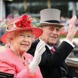 16. Juni 2011  Das Pferderennen in Ascot ist jedes Jahr ein Highlight für die Queen und Philip. Bei ihrer Ankunft mit der Kutsche winken sie den Zuschauer:innen. zu. 