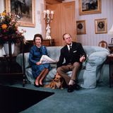 Dezember 1976  Das britische Königspaar bei einem Fotoshooting auf Schloss Balmoral. Prinz Philip lockert mit seinem Humor jeden Termin auf. 