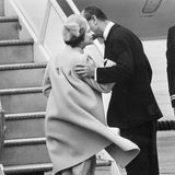 1982  Prinz Philip gibt seiner Elizabeth einen Abschiedskuss in Ottawa, bevor diese das Flugzeug nach London besteigt. 