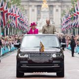 2019 feiert die Queen ihren 90. Geburtstag. Prinz Philip ist während der großen Parade an der Seite von Elizabeth. 10.000 Menschen jubeln an diesem Tag auf der Mall in London ihrer Königin zu. 