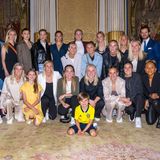 Nach einer herzlichen Begrüßungsrunde posieren die Royals gemeinsam mit der schwedischen Nationalmannschaft der Frauen für ein Gruppenfoto. 